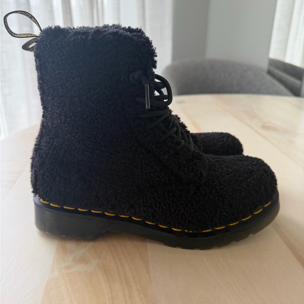 Dr. Martin Black Fuzzy Lace-Up Boots Sz 6